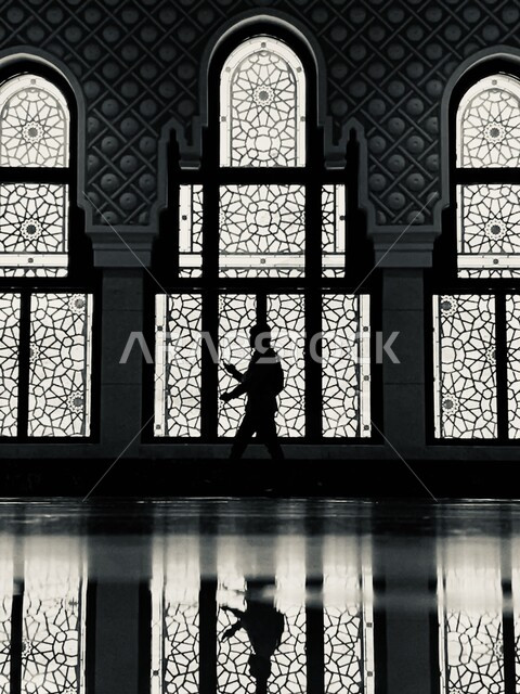 معالم وأماكن دينية إسلامية مقدسة، أداء مناسك الحج والعمرة، التصميم الهندسي على الطراز الإسلامي للنوافذ في المسعى في مكة المكرمة في المملكة العربية السعودية، السعي بين الصفا والمروة، العبادة والتقرب إلى الله