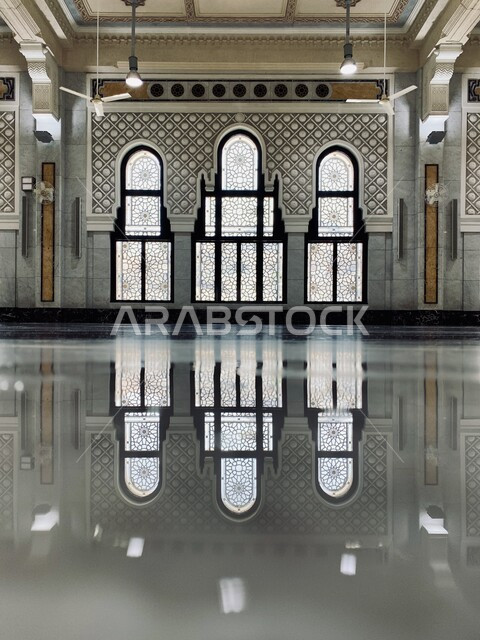 السعي بين الصفا والمروة، التصميم الهندسي على الطراز الإسلامي للنوافذ في المسعى في مكة المكرمة في المملكة العربية السعودية، أداء مناسك الحج والعمرة، معالم وأماكن دينية إسلامية مقدسة، العبادة والتقرب إلى الله