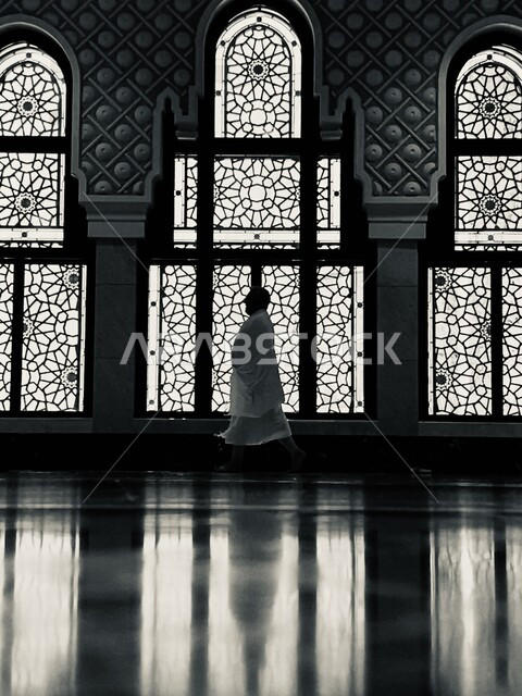 أداء مناسك الحج والعمرة، التصميم الهندسي على الطراز الإسلامي للنوافذ في المسعى في مكة المكرمة في المملكة العربية السعودية، السعي بين الصفا والمروة، معالم وأماكن دينية إسلامية مقدسة، العبادة والتقرب إلى الله