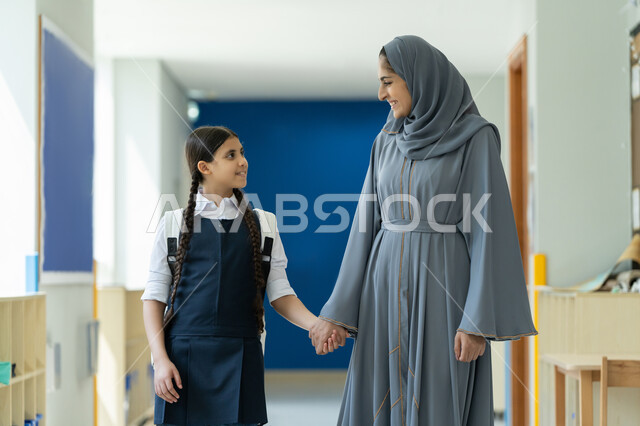 الحضور المبكر للحصص المدرسية، الاهتمام بتعليم وتطوير الأولاد ودعمهم، ام عربية خليجية إماراتية تمسك يد ابنتها  وتمشي في الممر، إسداء النصائح والتشجيع في أول أيام الدوام المدرسي، إعطاء الدعم النفسي والتحفيز المعنوي للأبناء، رابط الأمومة والحنان