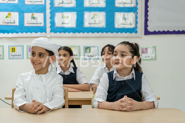 موسم العودة إلى المدارس, أهداف التربية والتعليم في المملكة العربية السعودية، طلاب عربيين خليجيين إماراتيين يجلسون على المقاعد داخل الصف وينتبهون للدرس بايماءات التركيز، تنمية المهارات الإبداعية، مفهوم الاجتهاد والتفوق، أساليب التعلم الحديثة