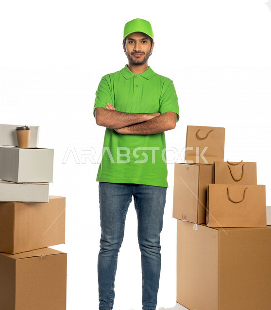 بورتريه لرجل عربي سعودي خليجي يعمل في توصيل الطلبات والبضائع للزبائن, التسوق الالكتروني, طلبات اونلاين, التسوق الذكي, عملية شحن وتوصيل موثوقه, مندوب توصيل, أمين مخازن