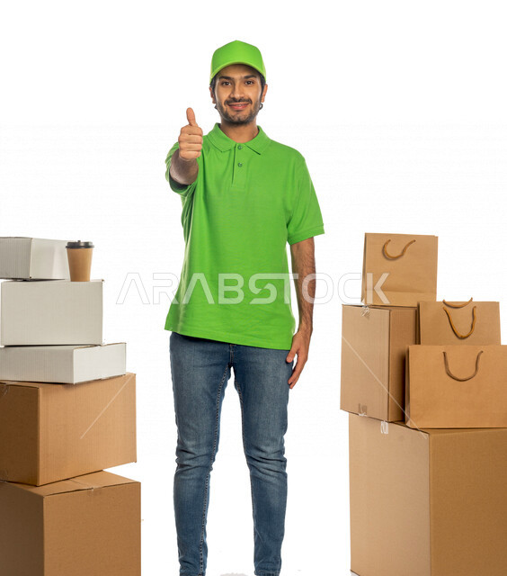 بورتريه لرجل عربي سعودي خليجي يعمل في توصيل الطلبات والبضائع للزبائن, التسوق الالكتروني, طلبات اونلاين, التسوق الذكي, عملية شحن وتوصيل موثوقه, مندوب توصيل, أمين مخازن