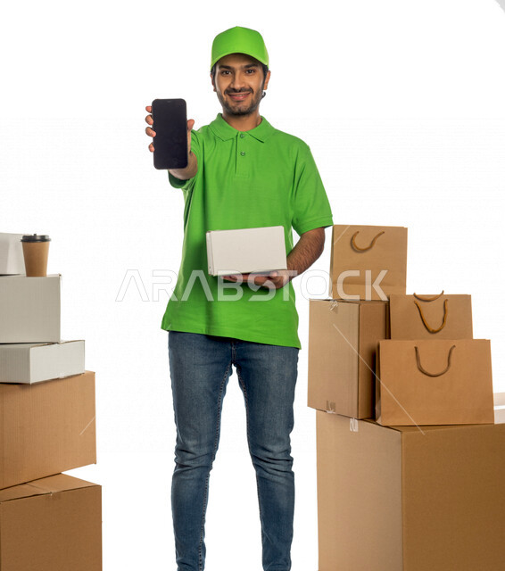 بورتريه لرجل عربي سعودي خليجي يعمل في توصيل الطلبات والبضائع للزبائن, التسوق الالكتروني, طلبات اونلاين, التسوق الذكي, عملية شحن وتوصيل موثوقه, مندوب توصيل, أمين مخازن, توثيق الطلبات, مندوب مبيعات, تاكيد الحجوزات