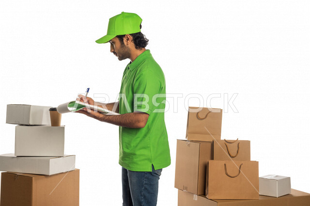 بورتريه لرجل عربي سعودي خليجي يعمل في توصيل الطلبات والبضائع للزبائن, التسوق الالكتروني, طلبات اونلاين, التسوق الذكي, عملية شحن وتوصيل موثوقه, مندوب توصيل, أمين مخازن