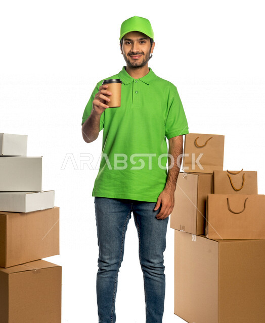 بورتريه لرجل عربي سعودي خليجي يعمل في توصيل الطلبات والبضائع للزبائن, التسوق الالكتروني, طلبات اونلاين, التسوق الذكي, عملية شحن وتوصيل موثوقه, مندوب توصيل, أمين مخازن