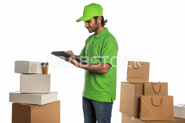 بورتريه لرجل عربي سعودي خليجي يعمل في توصيل الطلبات والبضائع للزبائن, التسوق الالكتروني, طلبات اونلاين, التسوق الذكي, عملية شحن وتوصيل موثوقه, مندوب توصيل, أمين مخازن, توثيق الطلبات, مندوب مبيعات, تاكيد الحجوزات