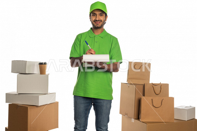 بورتريه لرجل عربي سعودي خليجي يعمل في توصيل الطلبات والبضائع للزبائن, التسوق الالكتروني, طلبات اونلاين, التسوق الذكي, عملية شحن وتوصيل موثوقه, مندوب توصيل, أمين مخازن