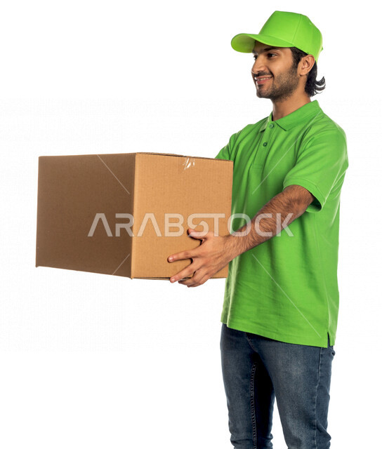 بورتريه لرجل عربي سعودي خليجي يرتدي قبعه خضراء يعمل في توصيل الطلبات والبضائع للزبائن, التسوق الالكتروني, طلبات اونلاين, التسوق الذكي, عملية شحن وتوصيل موثوقه, مندوب توصيل