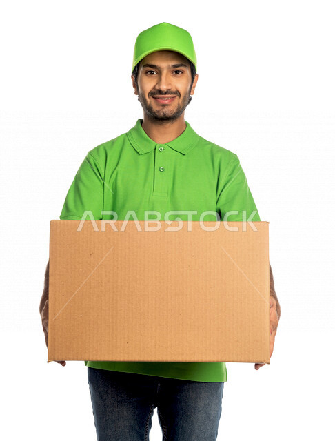 بورتريه لرجل عربي سعودي خليجي يرتدي قبعه خضراء يعمل في توصيل الطلبات والبضائع للزبائن, التسوق الالكتروني, طلبات اونلاين, التسوق الذكي, عملية شحن وتوصيل موثوقه, مندوب توصيل
