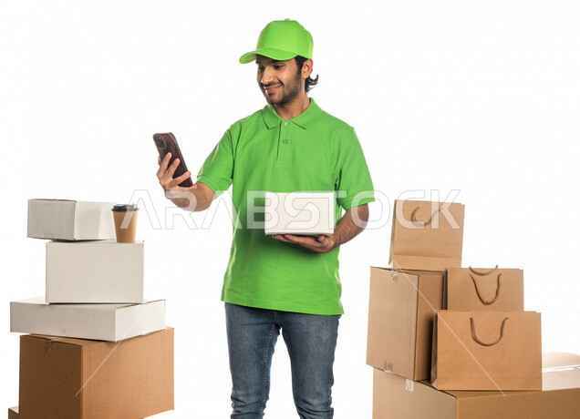 بورتريه لرجل عربي سعودي خليجي يعمل في توصيل الطلبات والبضائع للزبائن, التسوق الالكتروني, طلبات اونلاين, التسوق الذكي, عملية شحن وتوصيل موثوقه, مندوب توصيل, أمين مخازن