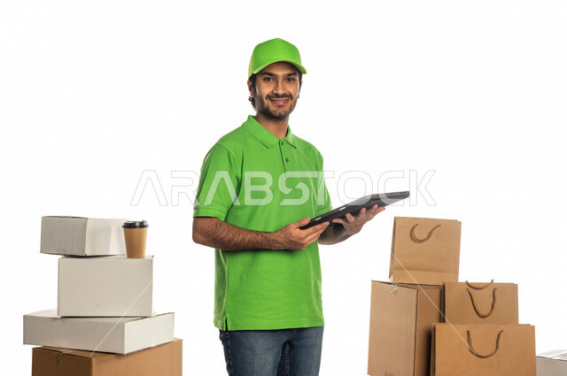 بورتريه لرجل عربي سعودي خليجي يعمل في توصيل الطلبات والبضائع للزبائن, التسوق الالكتروني, طلبات اونلاين, التسوق الذكي, عملية شحن وتوصيل موثوقه, مندوب توصيل, أمين مخازن