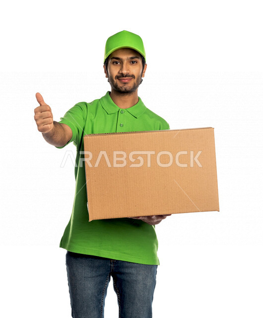 بورتريه لرجل عربي سعودي خليجي يرتدي قبعه خضراء يعمل في توصيل الطلبات والبضائع للزبائن, التسوق الالكتروني, طلبات اونلاين, التسوق الذكي, عملية شحن وتوصيل موثوقه, مندوب توصيل, جودة خدمات التوصيل, التوصيل السريع