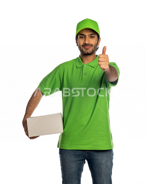 بورتريه لرجل عربي سعودي خليجي يرتدي قبعه خضراء يعمل في توصيل الطلبات والبضائع للزبائن, التسوق الالكتروني, طلبات اونلاين, التسوق الذكي, عملية شحن وتوصيل موثوقه, مندوب توصيل, جودة خدمات التوصيل, التوصيل السريع
