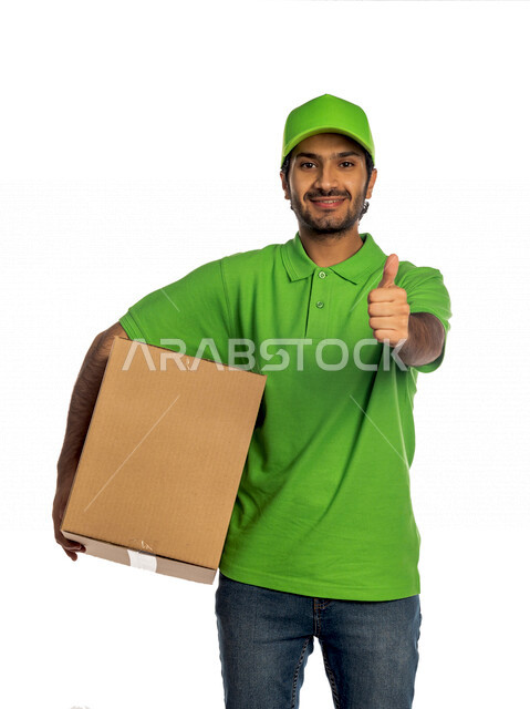 بورتريه لرجل عربي سعودي خليجي يرتدي قبعه خضراء يعمل في توصيل الطلبات والبضائع للزبائن, التسوق الالكتروني, طلبات اونلاين, التسوق الذكي, عملية شحن وتوصيل موثوقه, مندوب توصيل, جودة خدمات التوصيل, التوصيل السريع