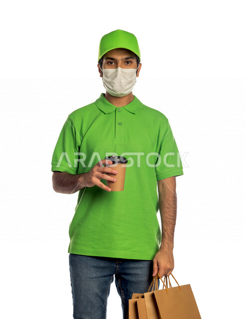 بورتريه لرجل عربي سعودي خليجي يعمل في توصيل الطلبات للزبائن, التسوق الالكتروني, طلبات اونلاين, التسوق الذكي, عملية شراء وتوصيل موثوقه, مندوب توصيل, الالتزام بالاحترازات الوقائيه, خدمات توصيل سريعه للمشروبات الساخنه