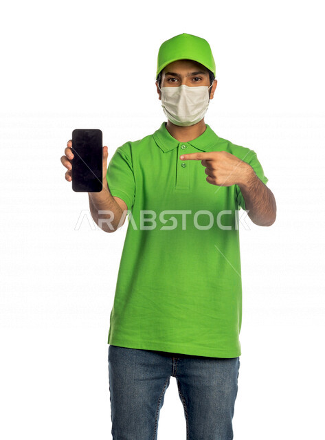 بورتريه لرجل عربي سعودي خليجي يعمل في توصيل الطلبات والبضائع للزبائن, التسوق الالكتروني, طلبات اونلاين, التسوق الذكي, عملية شحن وتوصيل موثوقه, مندوب توصيل, الالتزام بالاحترازات الوقائيه,  استخدام الهاتف المحمول لطلبات التوصيل