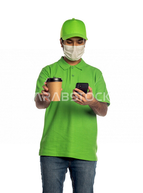 بورتريه لرجل عربي سعودي خليجي يعمل في توصيل الطلبات للزبائن, التسوق الالكتروني, طلبات اونلاين, التسوق الذكي, عملية شراء وتوصيل موثوقه, مندوب توصيل, الالتزام بالاحترازات الوقائيه, خدمات توصيل سريعه للمشروبات الساخنه, تاكيد مواعيد الاستلام, التحقق من موقع ا