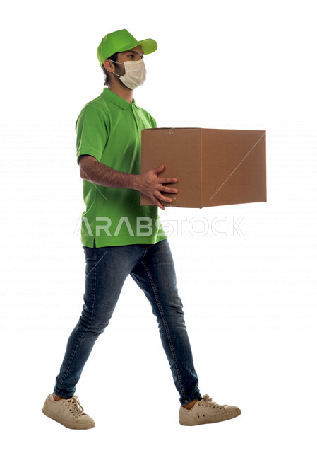 بورتريه لرجل عربي سعودي خليجي يعمل في توصيل الطلبات والبضائع للزبائن, التسوق الالكتروني, طلبات اونلاين, التسوق الذكي, عملية شحن وتوصيل موثوقه, مندوب توصيل, الالتزام بالاحترازات الوقائيه, التقيد بلبس الكمامه, العوده بحذر