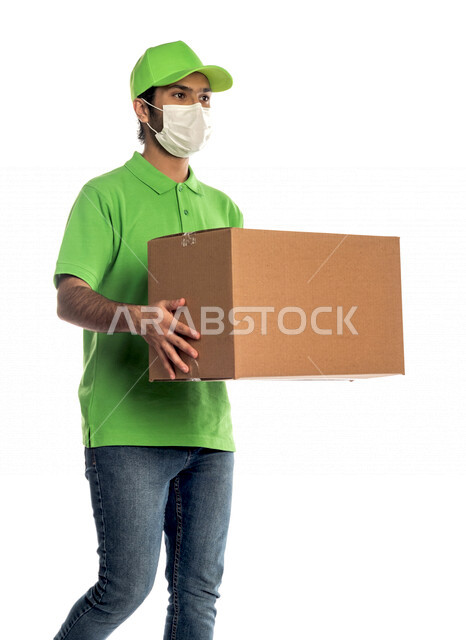 بورتريه لرجل عربي سعودي خليجي يعمل في توصيل الطلبات والبضائع للزبائن, التسوق الالكتروني, طلبات اونلاين, التسوق الذكي, عملية شحن وتوصيل موثوقه, مندوب توصيل, الالتزام بالاحترازات الوقائيه, التقيد بلبس الكمامه, العوده بحذر