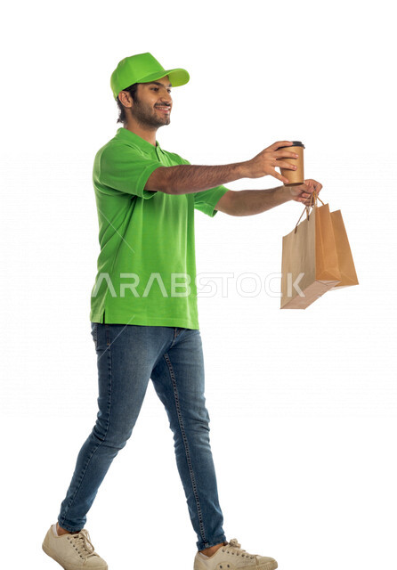 بورتريه لرجل عربي سعودي خليجي يرتدي قبعه خضراء يعمل في توصيل الطلبات والبضائع للزبائن, التسوق الالكتروني, طلبات اونلاين, التسوق الذكي, عملية شراء وتوصيل موثوقه, مندوب توصيل, خدمات توصيل سريعه للمشروبات الساخنه