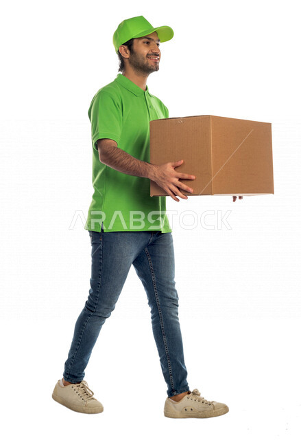بورتريه لرجل عربي سعودي خليجي يرتدي قبعه خضراء يعمل في توصيل الطلبات والبضائع للزبائن, التسوق الالكتروني, طلبات اونلاين, التسوق الذكي, عملية شحن وتوصيل موثوقه, مندوب توصيل