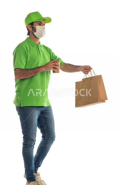 بورتريه لرجل عربي سعودي خليجي يعمل في توصيل الطلبات للزبائن, التسوق الالكتروني, طلبات اونلاين, التسوق الذكي, عملية شراء وتوصيل موثوقه, مندوب توصيل, الالتزام بالاحترازات الوقائيه, خدمات توصيل سريعه للمشروبات الساخنه