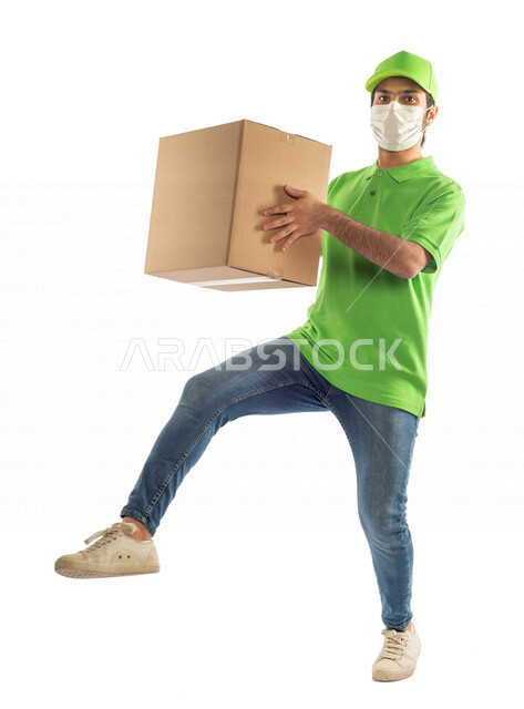 بورتريه لرجل عربي سعودي خليجي يعمل في توصيل الطلبات والبضائع للزبائن, التسوق الالكتروني, طلبات اونلاين, التسوق الذكي, عملية شحن وتوصيل موثوقه, مندوب توصيل, الالتزام بالاحترازات الوقائيه, خدمات توصيل سريعه, توصيل وشحن معتمد