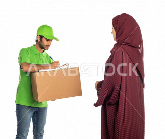 بورتريه لرجل عربي سعودي خليجي يرتدي قبعه خضراء يقوم بتسليم البضائع للزبائن, امراه عربيه سعوديه خليجيه تستلم مشترياتها, التسوق الالكتروني, طلبات اونلاين, التسوق الذكي, عملية شحن وتوصيل موثوقه, مندوب توصيل, امين مخازن