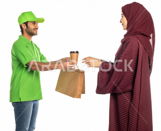 بورتريه لرجل عربي سعودي خليجي يرتدي قبعه خضراء يقوم بتسليم البضائع للزبائن, امراه عربيه سعوديه خليجيه تستلم مشترياتها, التسوق الالكتروني, طلبات اونلاين, التسوق الذكي, عملية شراء وتوصيل موثوقه, مندوب توصيل, امين مخازن, خدمات التوصيل السريع للمشروبات الساخن