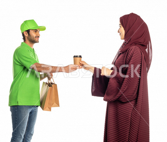 بورتريه لرجل عربي سعودي خليجي يرتدي قبعه خضراء يقوم بتسليم البضائع للزبائن, امراه عربيه سعوديه خليجيه تستلم مشترياتها, التسوق الالكتروني, طلبات اونلاين, التسوق الذكي, عملية شراء وتوصيل موثوقه, مندوب توصيل, امين مخازن, خدمات التوصيل السريع للمشروبات الساخن