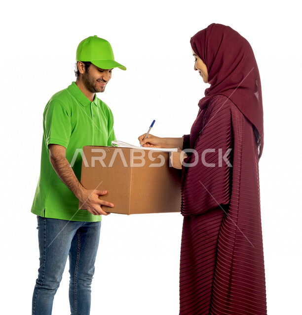بورتريه لرجل عربي سعودي خليجي يقوم بتسليم البضائع للزبائن, امراه عربيه سعوديه خليجيه تستلم مشترياتها, التسوق الالكتروني, طلبات اونلاين, التسوق الذكي, عملية شحن وتوصيل موثوقه وناجحه, مندوب توصيل, امين مخازن, خدمات التوصيل السريع, توقيع وتأكيد الاستلام