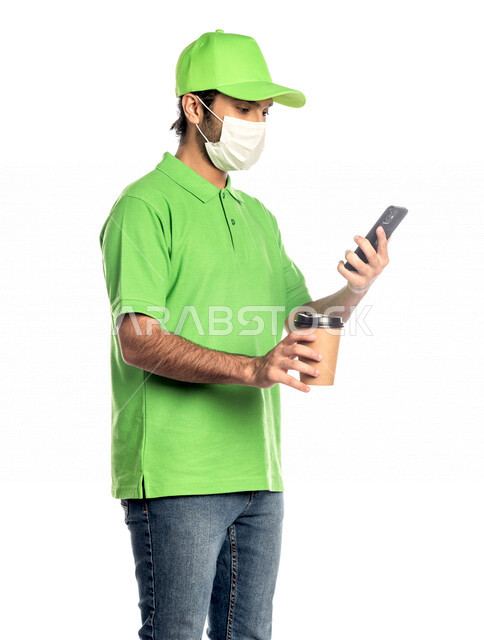 بورتريه لرجل عربي سعودي خليجي يعمل في توصيل الطلبات للزبائن, التسوق الالكتروني, طلبات اونلاين, التسوق الذكي, عملية شراء وتوصيل موثوقه, مندوب توصيل, الالتزام بالاحترازات الوقائيه, خدمات توصيل سريعه للمشروبات الساخنه