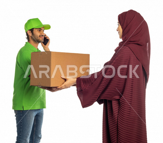 بورتريه لرجل عربي سعودي خليجي يرتدي قبعه خضراء يقوم بتسليم البضائع للزبائن, امراه عربيه سعوديه خليجيه تستلم مشترياتها, التسوق الالكتروني, طلبات اونلاين, عملية شحن وتوصيل موثوقه, مندوب توصيل, اجراء مكالمه هاتفيه لتأكيد الحجوزات ومواعيد الاستلام