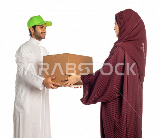 بورتريه لرجل عربي سعودي خليجي يرتدي قبعه خضراء يقوم بتسليم البضائع للزبائن, امراه عربيه سعوديه خليجيه تستلم مشترياتها, التسوق الالكتروني, طلبات اونلاين, التسوق الذكي, عملية شحن وتوصيل موثوقه, مندوب توصيل, امين مخازن
