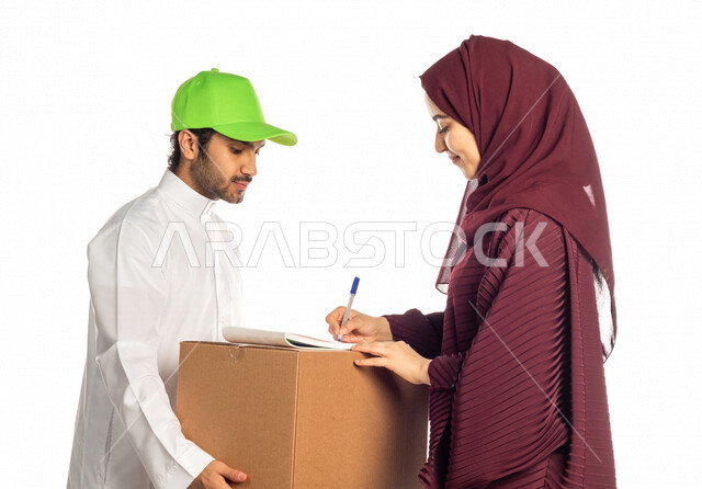 بورتريه لرجل عربي سعودي خليجي يقوم بتسليم البضائع للزبائن, امراه عربيه سعوديه خليجيه تستلم مشترياتها, التسوق الالكتروني, طلبات اونلاين, التسوق الذكي, عملية شحن وتوصيل موثوقه وناجحه, مندوب توصيل, امين مخازن, خدمات التوصيل السريع, توقيع وتأكيد الاستلام