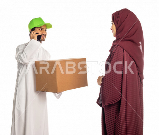 بورتريه لرجل عربي سعودي خليجي يرتدي قبعه خضراء يقوم بتسليم البضائع للزبائن, امراه عربيه سعوديه خليجيه تستلم مشترياتها, التسوق الالكتروني, طلبات اونلاين, عملية شحن وتوصيل موثوقه, مندوب توصيل, اجراء مكالمه هاتفيه لتأكيد الحجوزات ومواعيد الاستلام