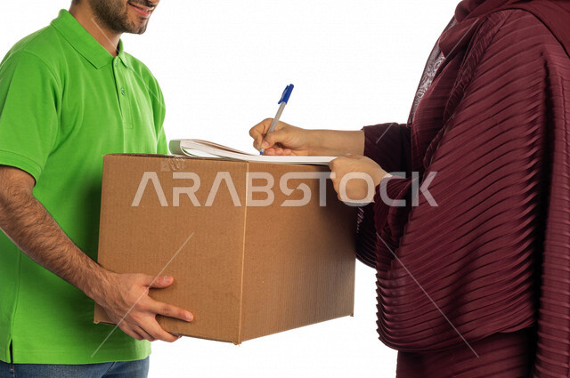 بورتريه لرجل عربي سعودي خليجي يقوم بتسليم البضائع للزبائن, امراه عربيه سعوديه خليجيه تستلم مشترياتها, التسوق الالكتروني, طلبات اونلاين, التسوق الذكي, عملية شحن وتوصيل موثوقه وناجحه, مندوب توصيل, امين مخازن, خدمات التوصيل السريع, توقيع وتأكيد الاستلام