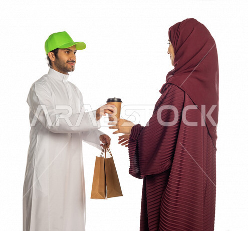 بورتريه لرجل عربي سعودي خليجي يرتدي قبعه خضراء يقوم بتسليم البضائع للزبائن, امراه عربيه سعوديه خليجيه تستلم مشترياتها, التسوق الالكتروني, طلبات اونلاين, التسوق الذكي, عملية شراء وتوصيل موثوقه, مندوب توصيل, خدمة التوصيل السريع للمشروبات الساخنه