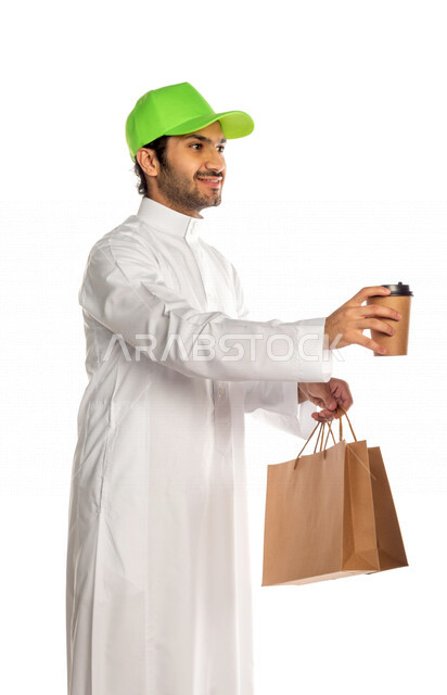 بورتريه لرجل عربي سعودي خليجي يرتدي قبعه خضراء يعمل في توصيل الطلبات والبضائع للزبائن, التسوق الالكتروني, طلبات اونلاين, التسوق الذكي, عملية شراء وتوصيل موثوقه, مندوب توصيل,خدمات التوصيل السريع للمشروبات الساخنه, عملية توصيل معتمده