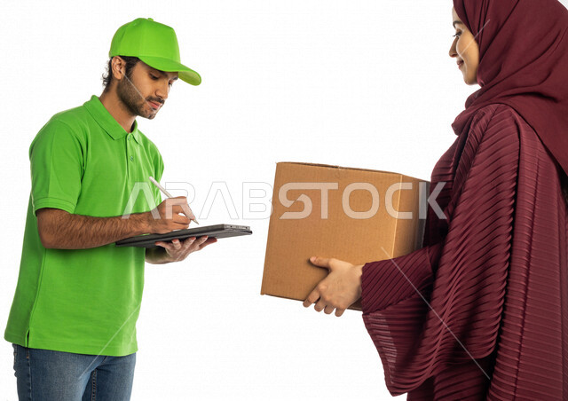 بورتريه لرجل عربي سعودي خليجي يرتدي قبعه خضراء يقوم بتسليم البضائع للزبائن, امراه عربيه سعوديه خليجيه تستلم مشترياتها, التسوق الالكتروني, طلبات اونلاين, التسوق الذكي, عملية شحن وتوصيل موثوقه, مندوب توصيل, تسجيل وتأكيد استلام الطلبات