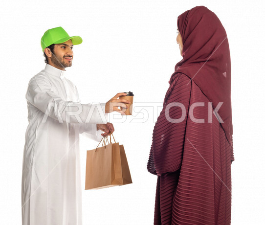 بورتريه لرجل عربي سعودي خليجي يرتدي قبعه خضراء يقوم بتسليم البضائع للزبائن, امراه عربيه سعوديه خليجيه تستلم مشترياتها, التسوق الالكتروني, طلبات اونلاين, التسوق الذكي, عملية شراء وتوصيل موثوقه, مندوب توصيل, خدمات التوصيل السريع للمشروبات الساخنه