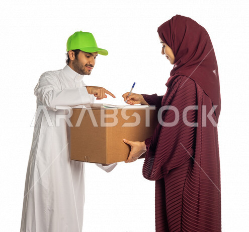 بورتريه لرجل عربي سعودي خليجي يقوم بتسليم البضائع للزبائن, امراه عربيه سعوديه خليجيه تستلم مشترياتها, التسوق الالكتروني, طلبات اونلاين, التسوق الذكي, عملية شحن وتوصيل موثوقه وناجحه, مندوب توصيل, امين مخازن, خدمات التوصيل السريع, توقيع وتأكيد الاستلام