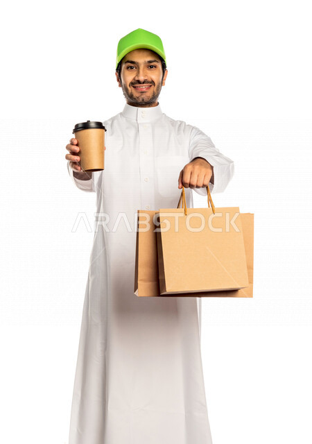 بورتريه لرجل عربي سعودي خليجي يرتدي قبعه خضراء يعمل في توصيل الطلبات والبضائع للزبائن, التسوق الالكتروني, طلبات اونلاين, التسوق الذكي, عملية شراء وتوصيل موثوقه, مندوب توصيل,  خدمات التوصيل السريع للمشروبات الساخنه