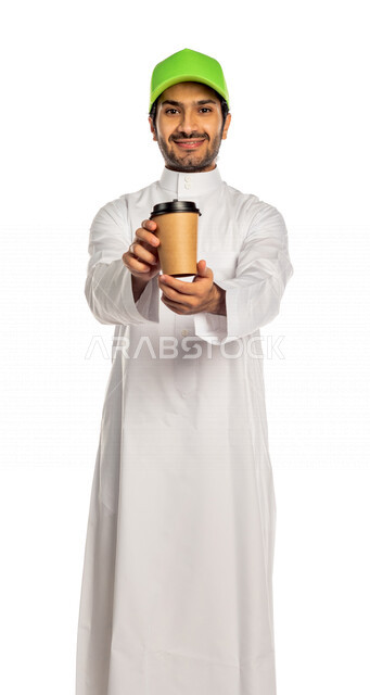 بورتريه لرجل عربي سعودي خليجي يرتدي قبعه خضراء يعمل في توصيل الطلبات والبضائع للزبائن, التسوق الالكتروني, طلبات اونلاين, التسوق الذكي, عملية شراء وتوصيل موثوقه, مندوب توصيل,  خدمات التوصيل السريع للمشروبات الساخنه