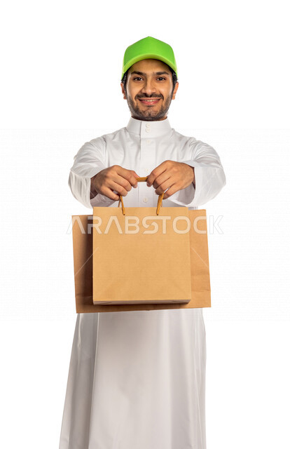 بورتريه لرجل عربي سعودي خليجي يرتدي قبعه خضراء يعمل في توصيل الطلبات للزبائن, التسوق الالكتروني, طلبات اونلاين, التسوق الذكي, عملية شراء و توصيل موثوقه, مندوب توصيل,  خدمة التوصيل السريع