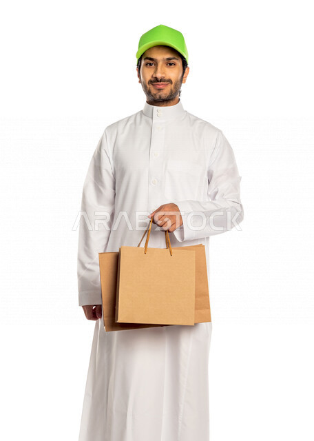 بورتريه لرجل عربي سعودي خليجي يرتدي قبعه خضراء يعمل في توصيل الطلبات للزبائن, التسوق الالكتروني, طلبات اونلاين, التسوق الذكي, عملية شراء و توصيل موثوقه, مندوب توصيل,  خدمة التوصيل السريع
