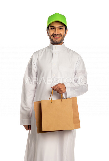 بورتريه لرجل عربي سعودي خليجي يرتدي قبعه خضراء يعمل في توصيل الطلبات للزبائن, التسوق الالكتروني, طلبات اونلاين, التسوق الذكي, عملية شراء و توصيل موثوقه, مندوب توصيل,  خدمة التوصيل السريع