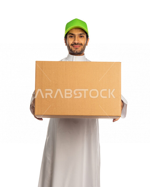 بورتريه لرجل عربي سعودي خليجي يرتدي قبعه خضراء يعمل في توصيل الطلبات والبضائع للزبائن, التسوق الالكتروني, طلبات اونلاين, التسوق الذكي, عملية شحن وتوصيل موثوقه, مندوب توصيل, امين مخازن