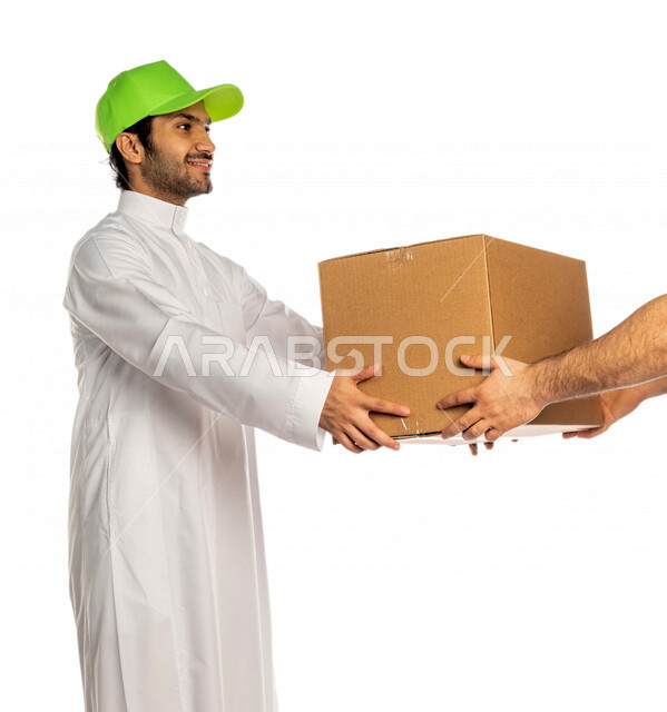 بورتريه لرجل عربي سعودي خليجي يرتدي قبعه خضراء يقوم بتسليم الطلبات والبضائع للزبائن, التسوق الالكتروني, طلبات اونلاين, التسوق الذكي, عملية شحن وتوصيل موثوقه, مندوب توصيل, امين مخازن